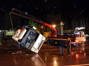 Antalya'da midibüs devrildi: 14 yaralı