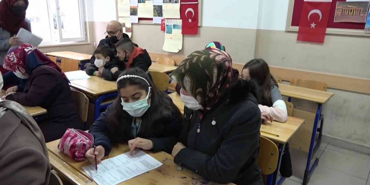 Öğrenciler ve veliler aynı sırada sınava girdi
