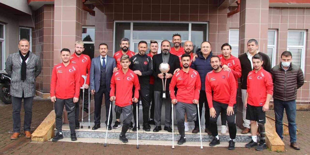 Mecnun Otyakmaz, Ampute Futbol Milli Takımı’nı altınla ödüllendirdi