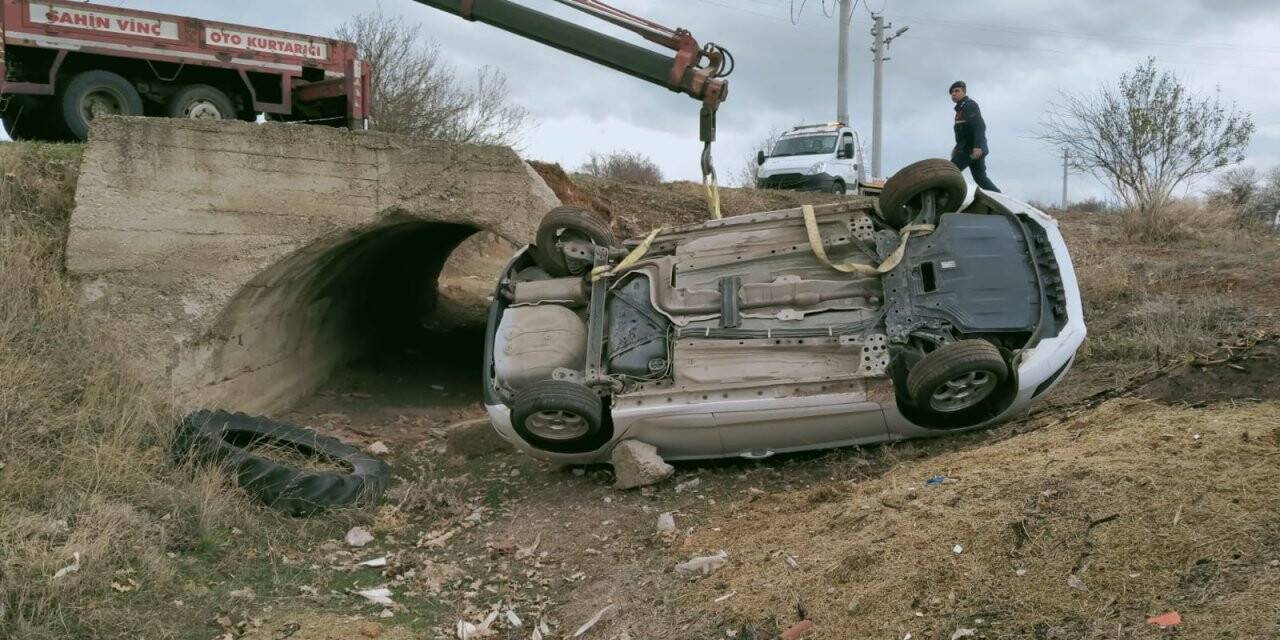 Konya’da kontrolden çıkan otomobil menfeze düştü: 2 yaralı