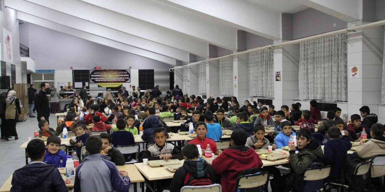 Hamur Kaymakamı Türker 410 öğrencinin pizza hayalini gerçekleştirdi