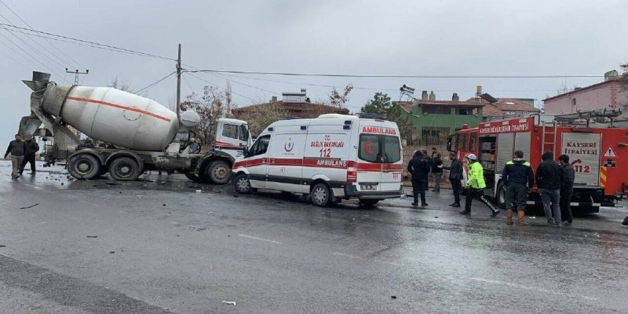 Beton mikseriyle çarpışan ticari araç sürücüsü hayatını kaybetti