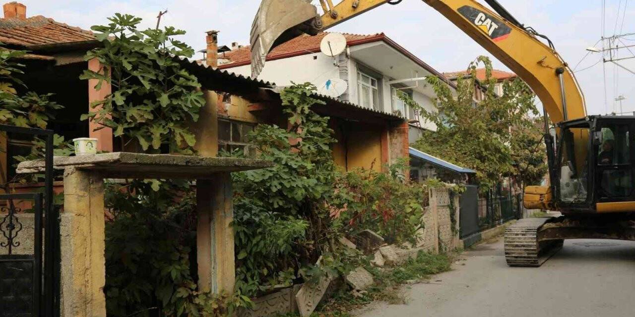 Serdivan’da metruk bina kontrollü şekilde yıkıldı