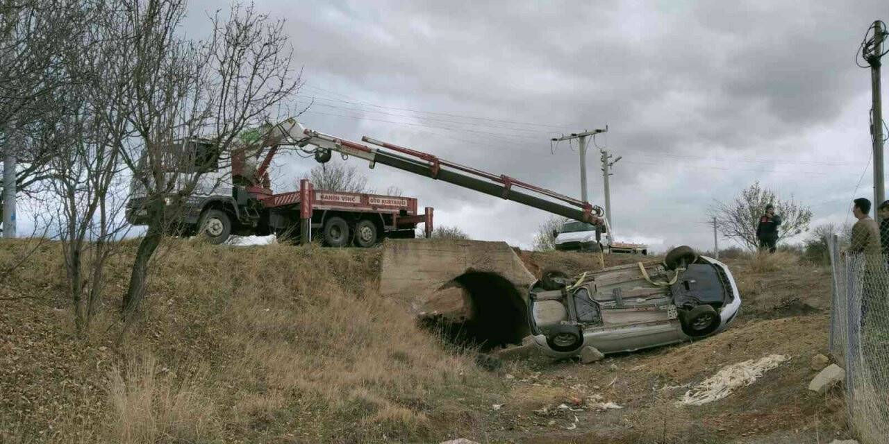 Konya’da kontrolden çıkan otomobil menfeze düştü: 2 yaralı