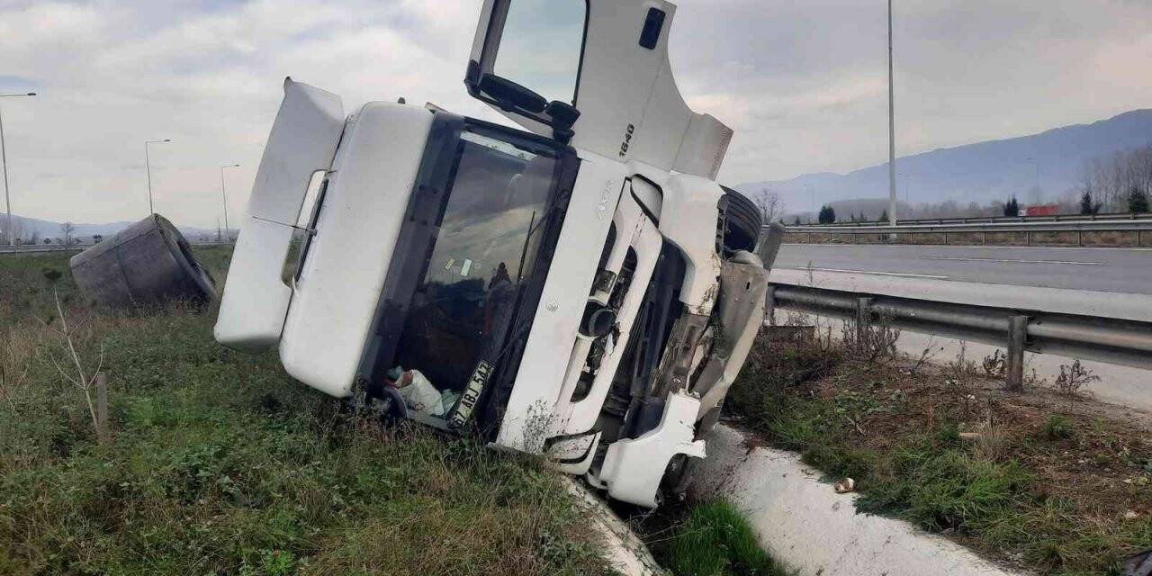 TEM Otoyolu’nda lastiği patlayan tır devrildi: 2 yaralı