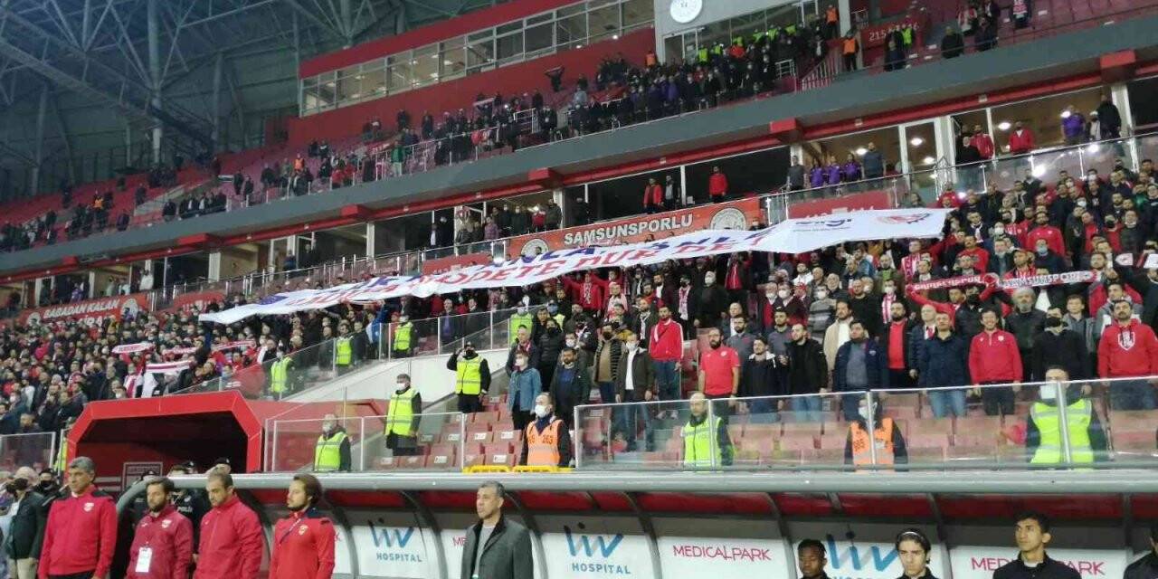 Kadına şiddete tribünden pankartlı tepki