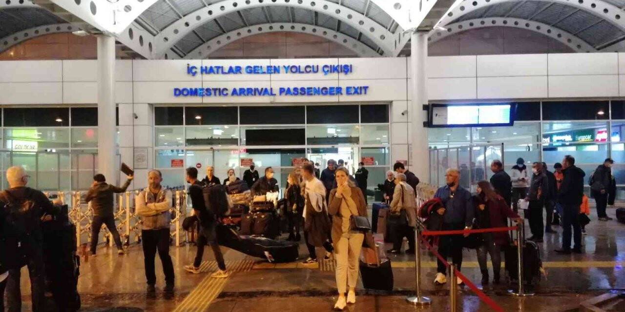 İstanbul’dan gelen uçak Antalya’ya 6 saatte inebildi
