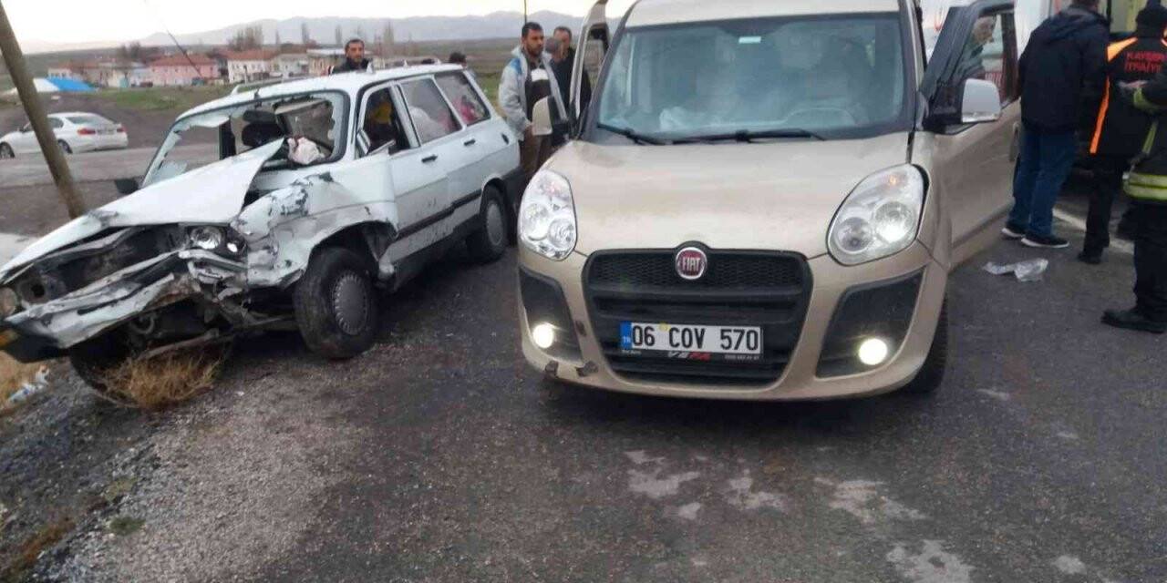 Otomobil ile hafif ticari araç çarpıştı: 3 yaralı