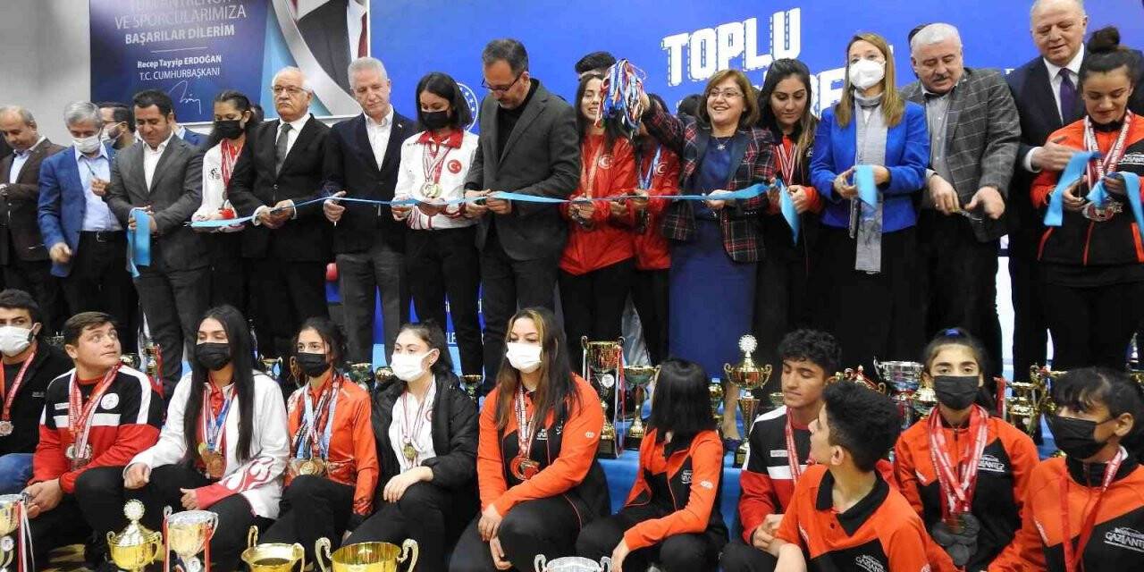 Bakan Kasapoğlu 9 spor tesisinin açılışını yaptı