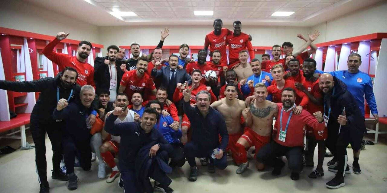 Sivasspor’dan galibiyet pozu!