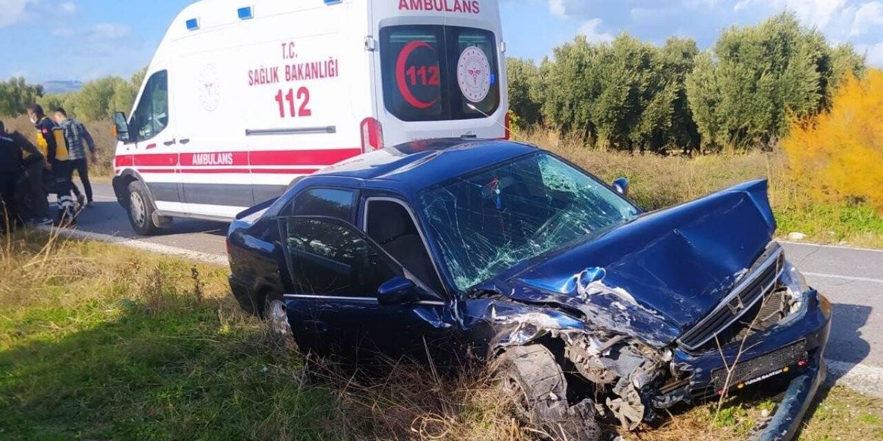Manisa’da iki otomobil kafa kafaya çarpıştı: 3 yaralı