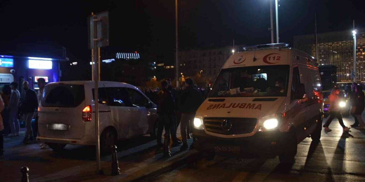 Taksim’de bıçakla bacağından yaralanan şahıs hastaneye kaldırıldı