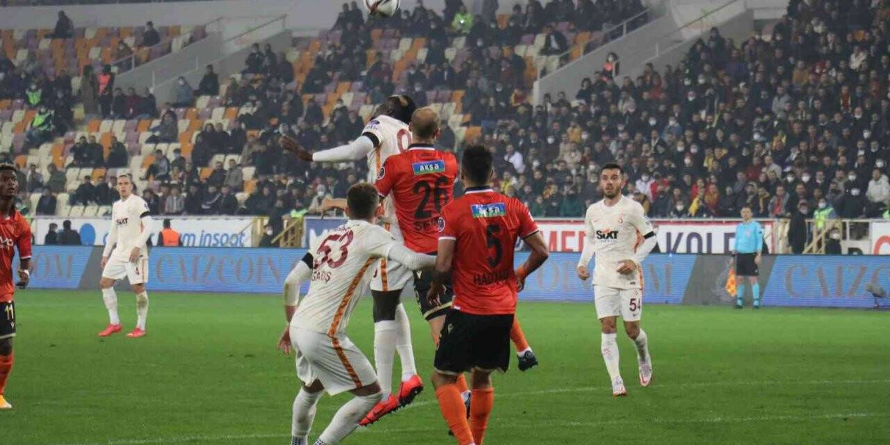 Spor Toto Süper Lig: Yeni Malatyaspor: 0 - Galatasaray: 0 (İlk yarı)