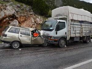 Kamyonla otomobil çarpıştı: 3 ölü, 1 yaralı