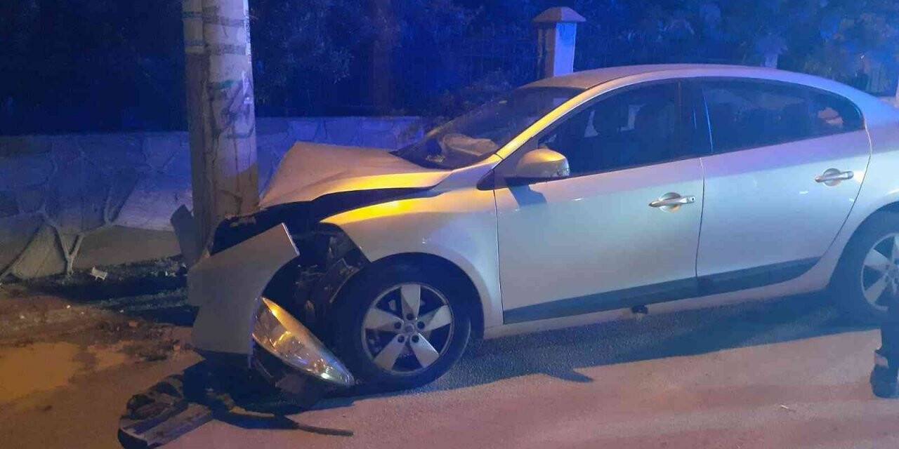 Aydınlatma direğine çarptı, kazayı ucuz atlattı