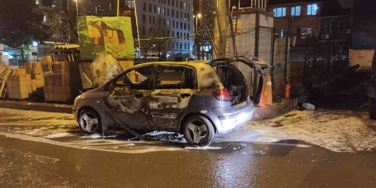 Beyoğlu’nda park halindeki otomobil yanarak kül oldu