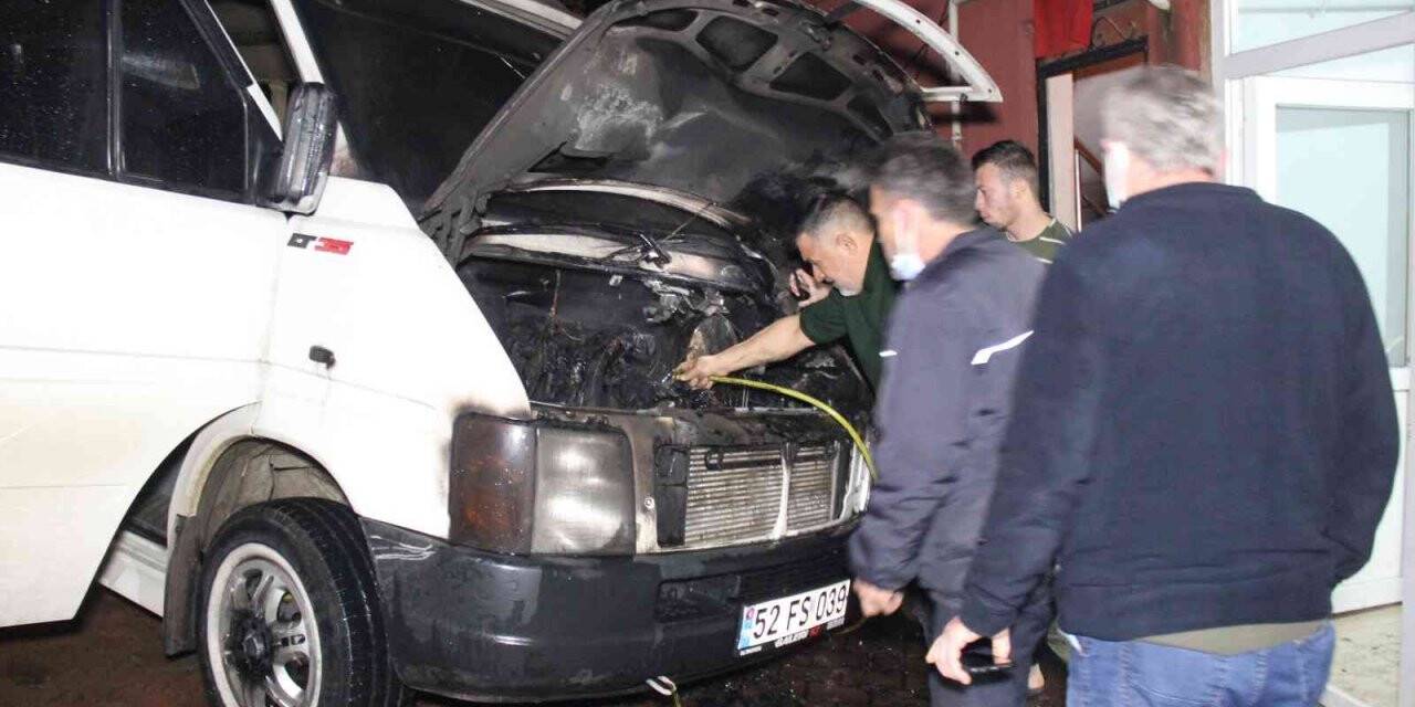 Park halindeki minibüsün motor kısmı alevlere teslim oldu