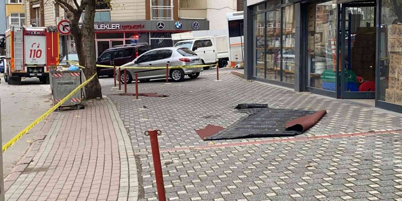 Fırtınada uçan çatı izolasyonu korkuttu