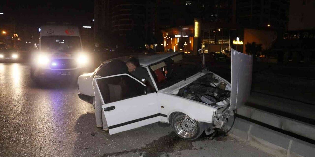 Adana’da kontrolden çıkan otomobil refüje çıktı: 1 yaralı