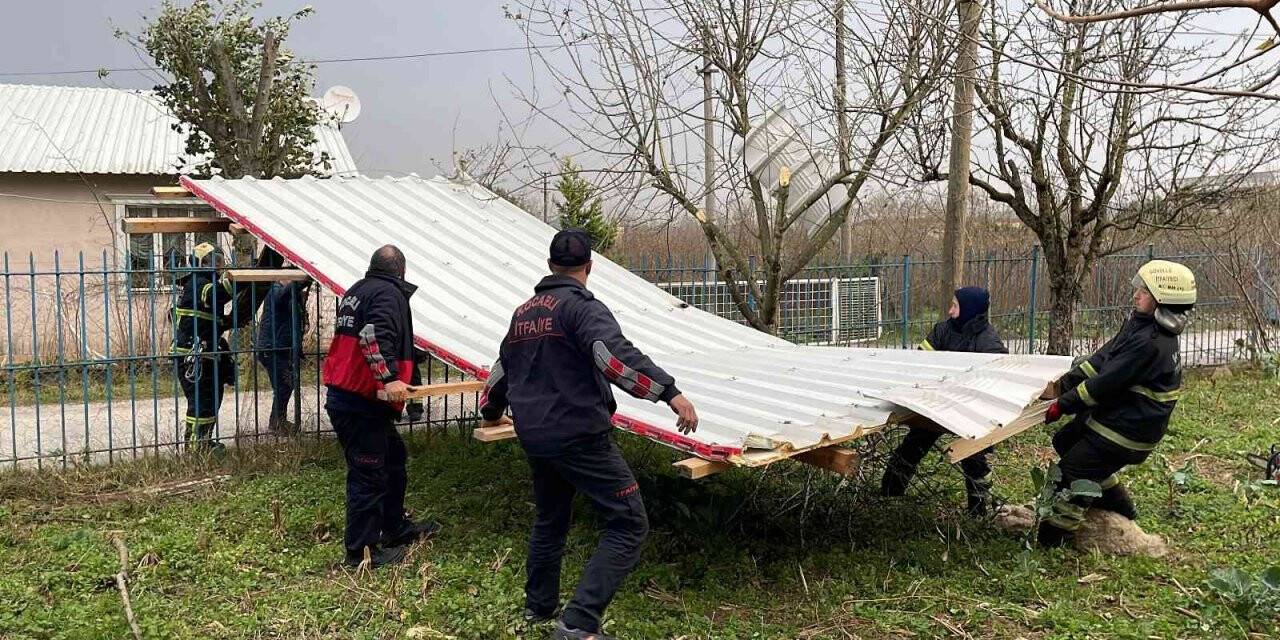 Şiddetli rüzgarda evin çatısı uçtu