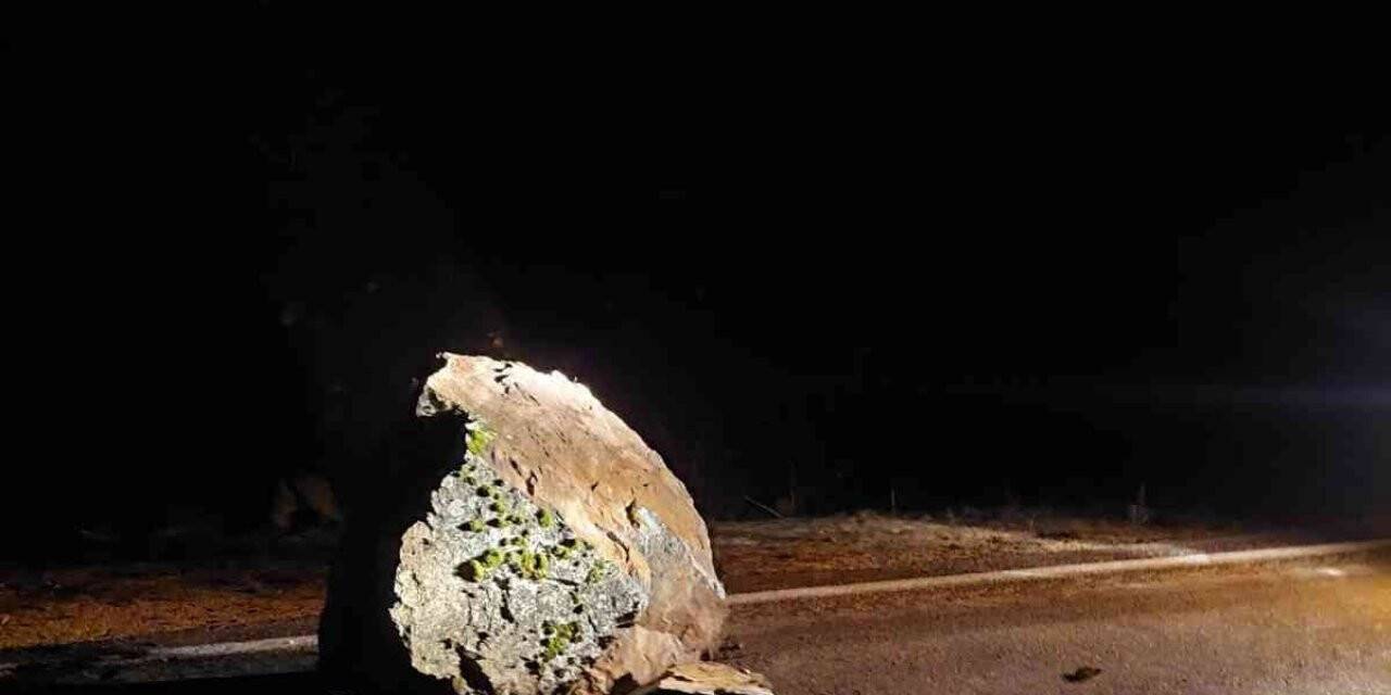 Dağdan kopan kaya parçası trafik akışına engel oldu