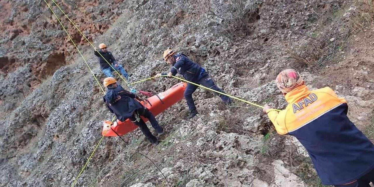 Doğa yürüyüşünde mahsur kalan kadın ip sistemiyle kurtarıldı