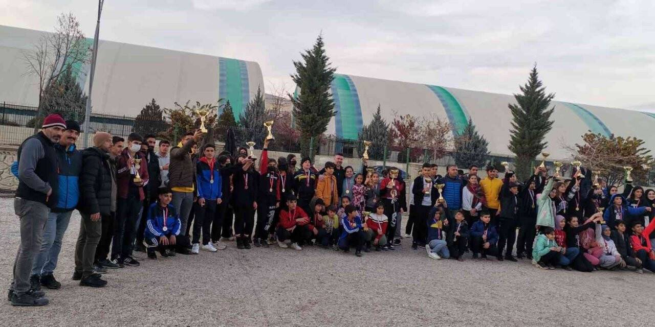 Öğretmenler dart ve bocce turnuvasında stres attı