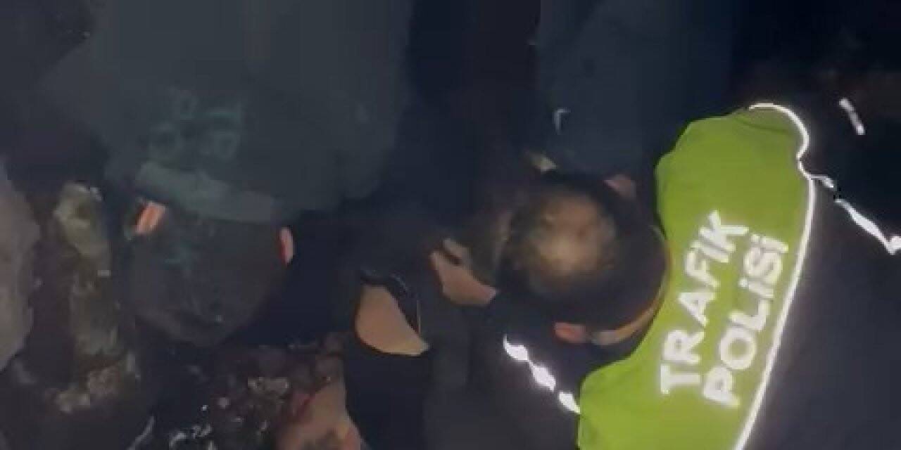 Dövdükleri kişiyi denize attılar, polis kurtardı