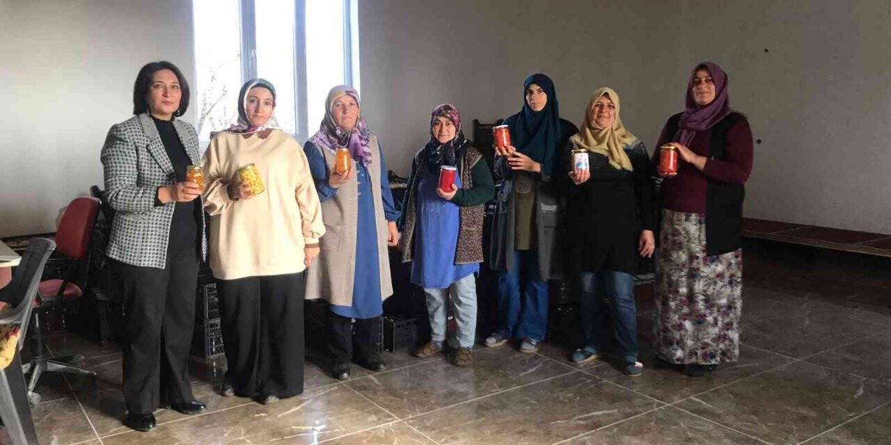 Girişimci kadınlar büyük emekle ürettikleri ürünlerin satışını yapıyor