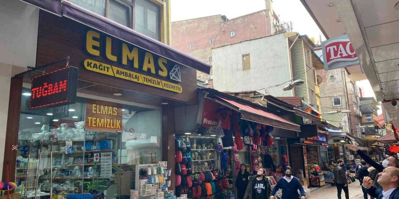 Facia kıl payı atlatıldı, çatıdaki sac parçası işyerlerinin üzerine düştü