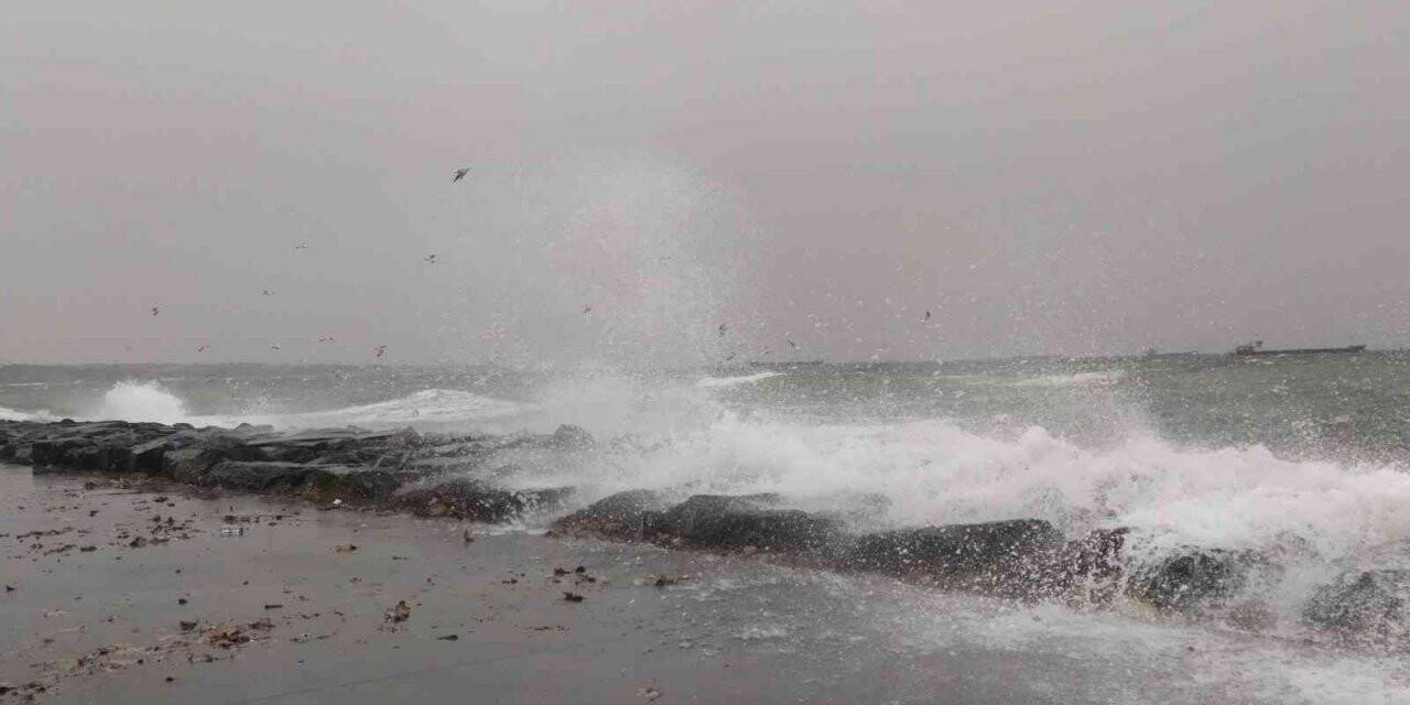 Avcılar sahilde dev dalgalar oluştu
