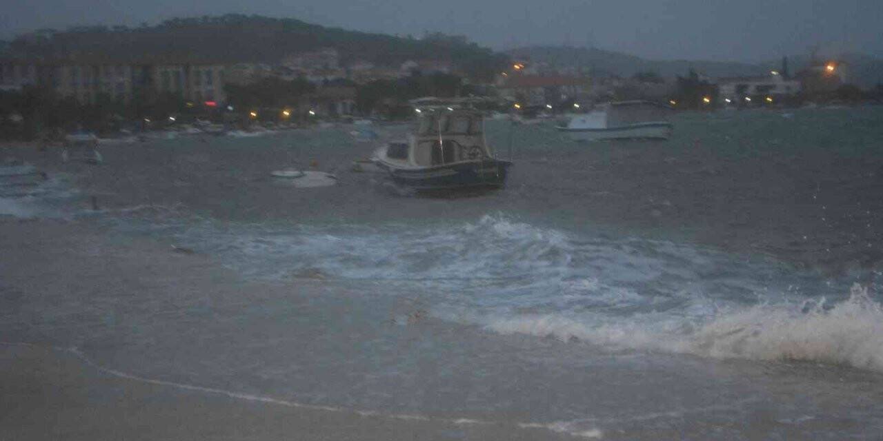 Ayvalık’ta fırtına 4 balıkçı teknesini batırdı