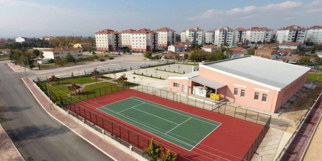 Suluova’da tenis kortunun yapımı tamamlandı