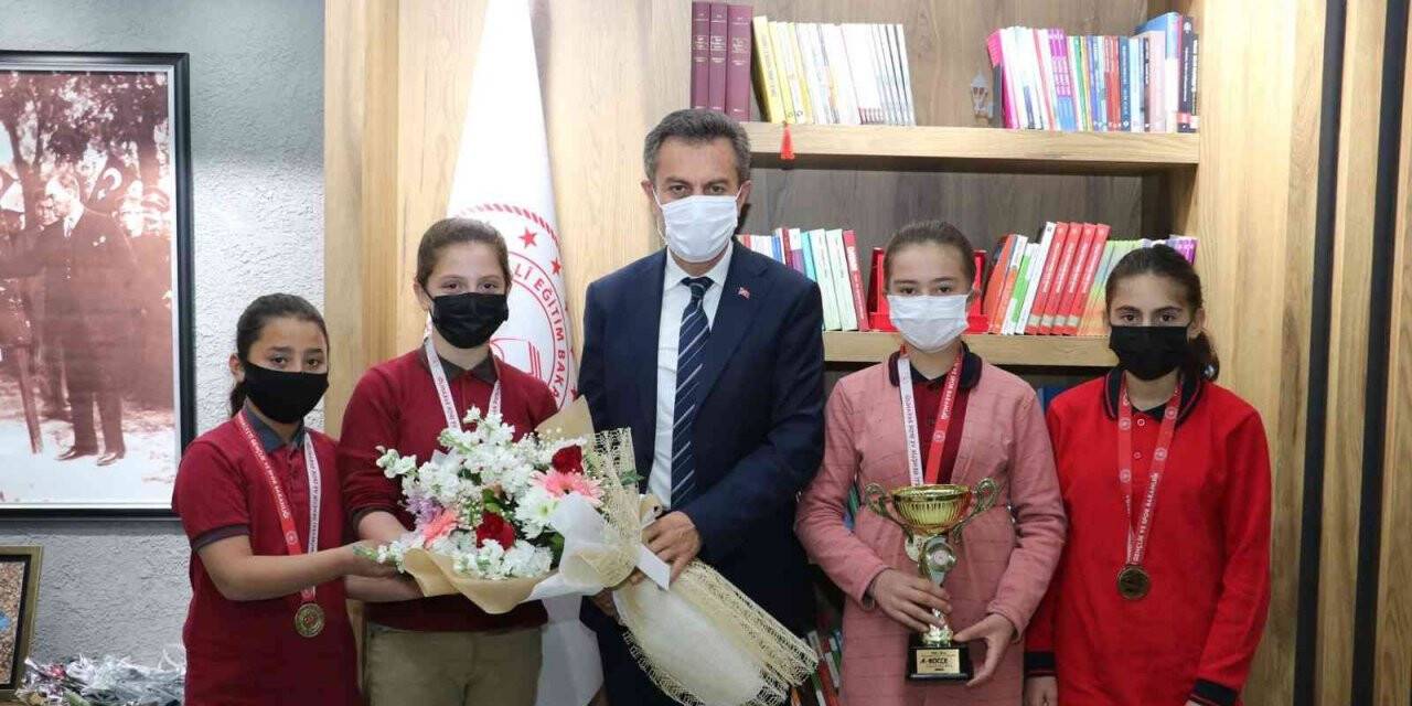 Müdür Aslan, şampiyon takımı tebrik etti
