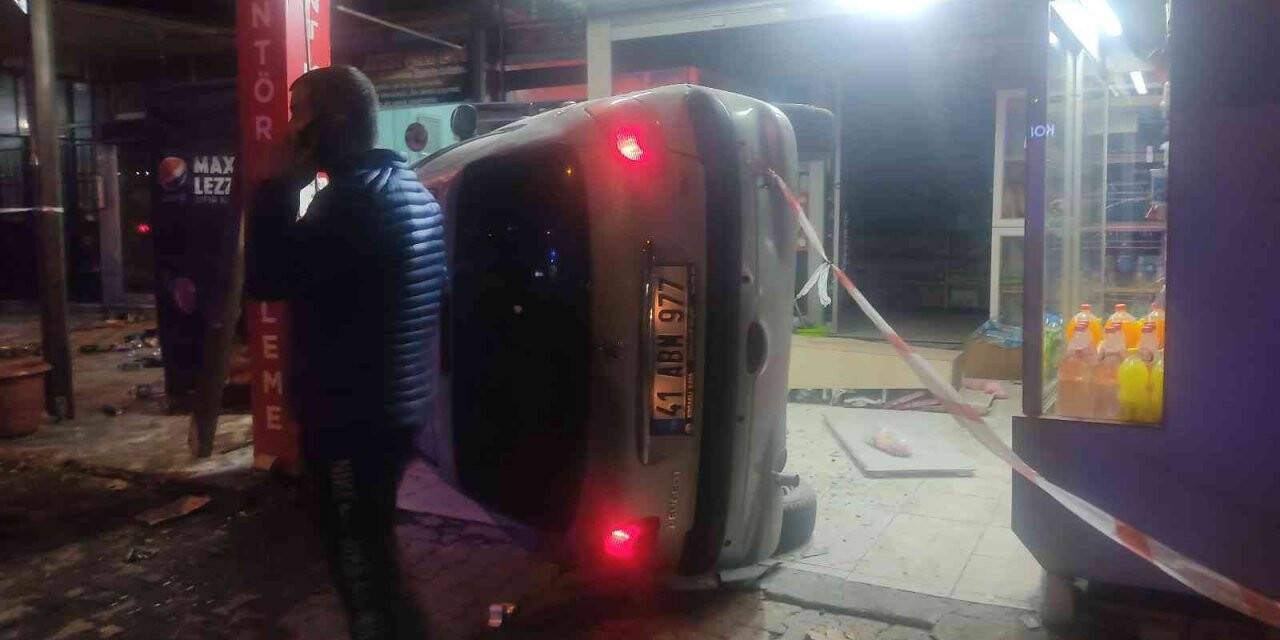 Otomobilin markete daldığı o anlar güvenlik kameralarına böyle yansıdı