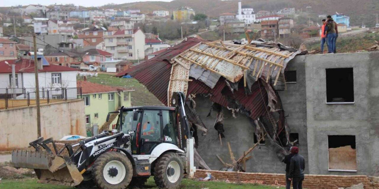 Kocaeli’de kuvvetli rüzgar inşaatın çatısını uçurdu