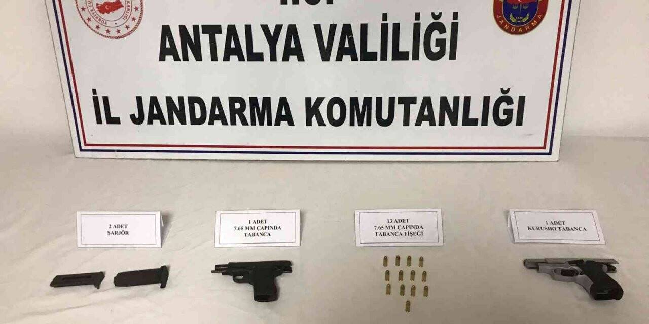 Yol kontrol noktasında durdurulan araçtan ateşli silah çıktı