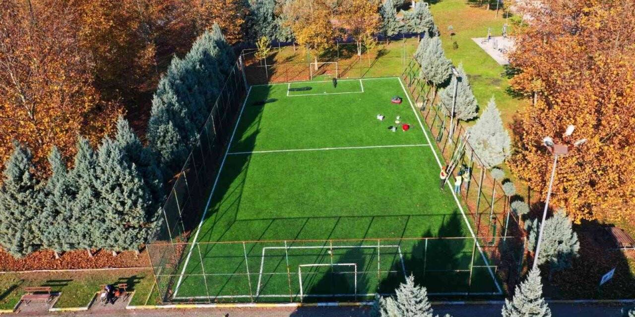 Kartepe’de futbol sahaları yenilendi