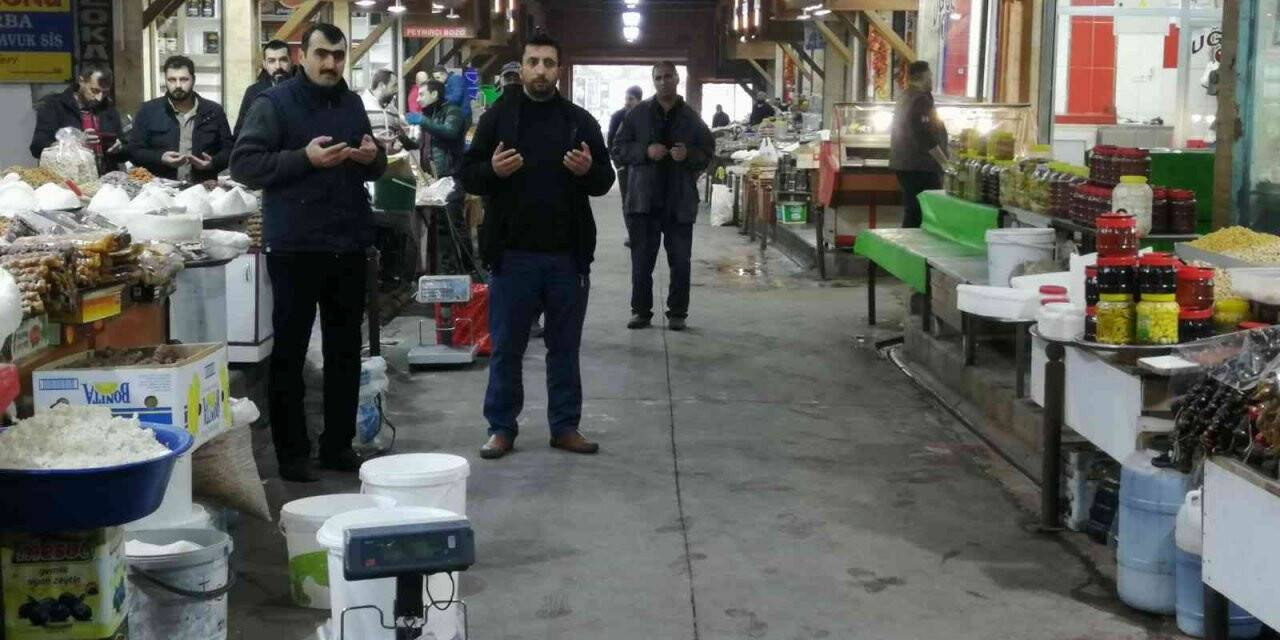 Tarihi kapalı çarşıda ahilik geleneği sürdürülüyor: Hep birlikte dua ederek iş yerlerini açtılar