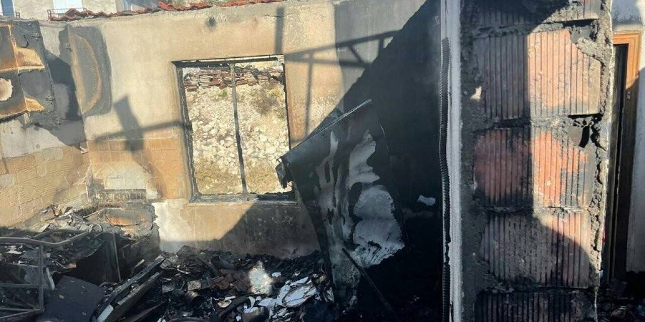 Yanan ev kullanılamaz hale geldi