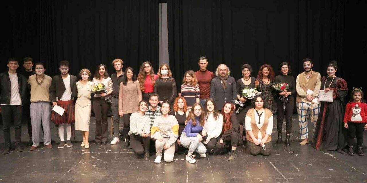 Tiyatro öğrencileri, ‘Çok Yaşa’ oyunu ile mezun oldu