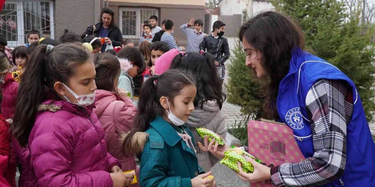 Gençlik merkezi gönüllü gençleri, minik öğrencilere çevre bilincini aşıladı
