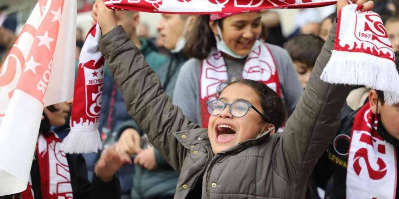 Minik Yiğidolar, Sivasspor’a destek olmaya devam ediyor