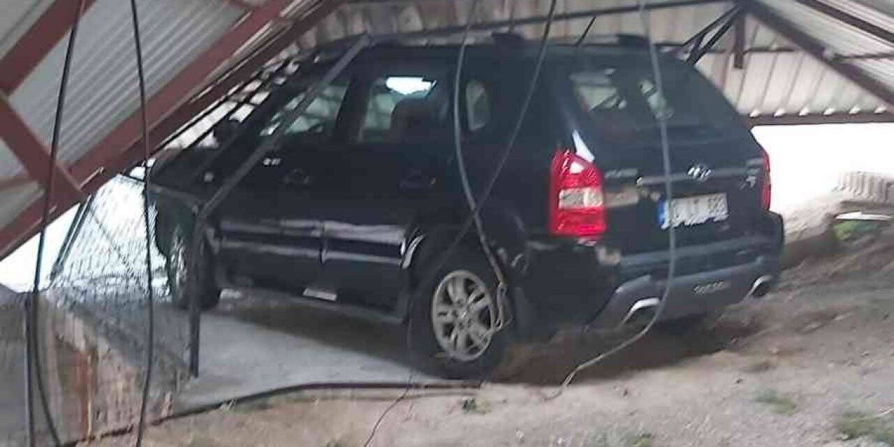 Burhaniye’de fırtınanın uçurduğu çatı otomobilin üzerine düştü