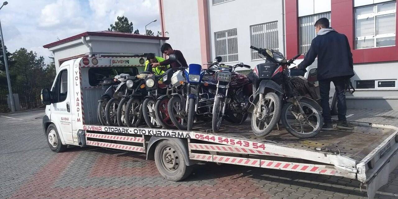 Bir buçuk saatlik denetimde 12 tescilsiz motosiklet ele geçirildi