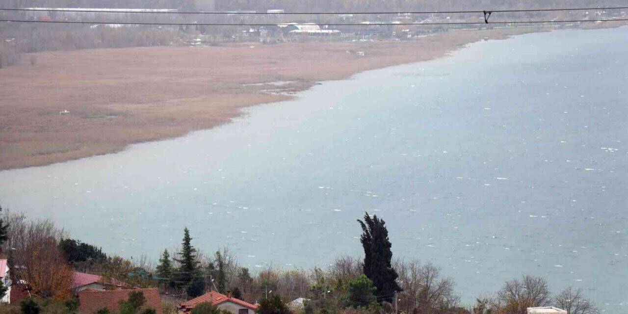 İstanbul’un arka bahçesindeki gölün rengi değişti