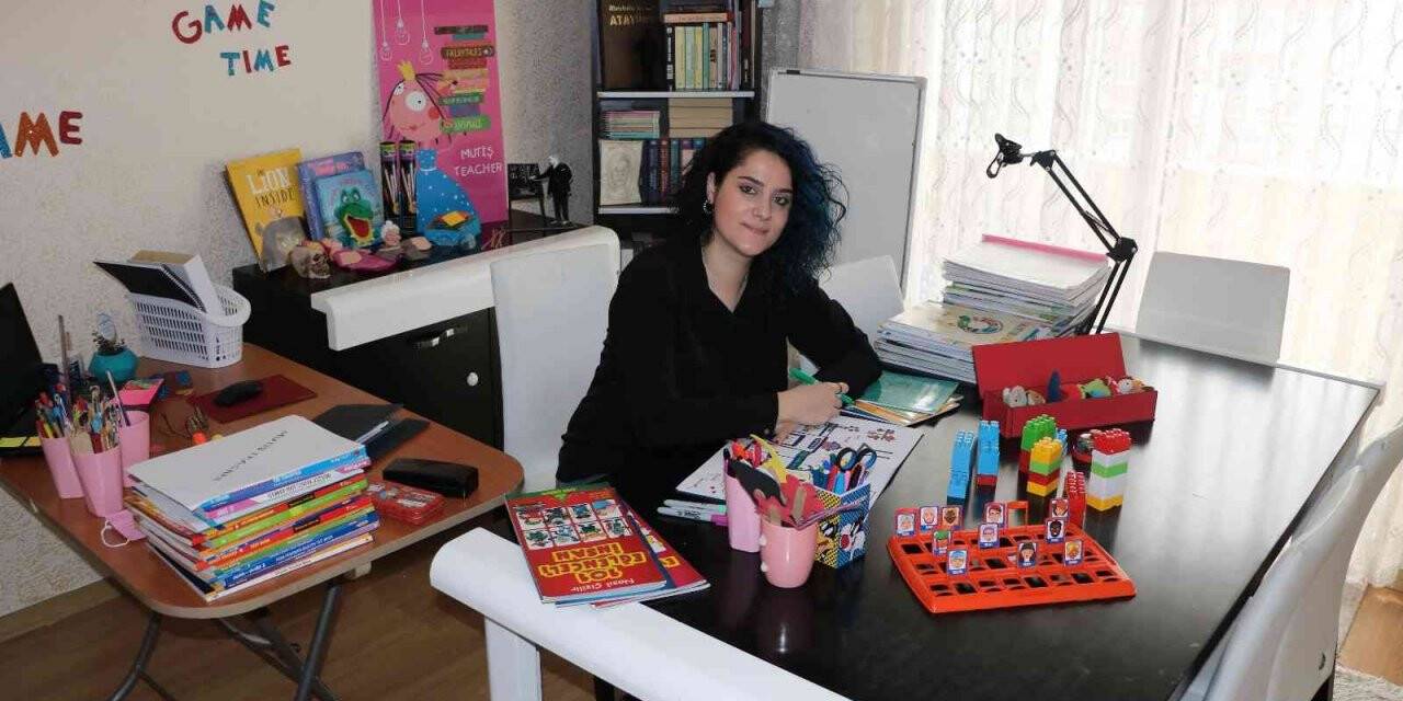 Yemek odasından binlerce öğrenciye İngilizce öğretiyor