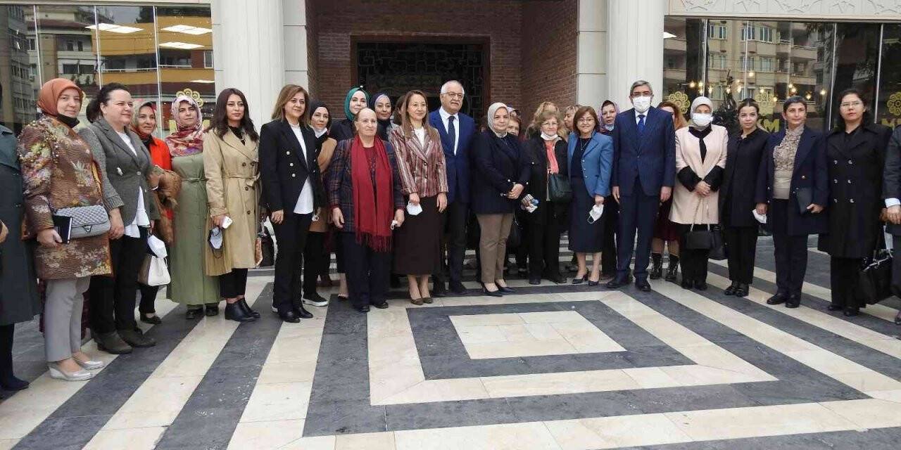 AK Parti Kadın Kolları yönetimi Gaziantep’te kadınlarla bir araya geldi
