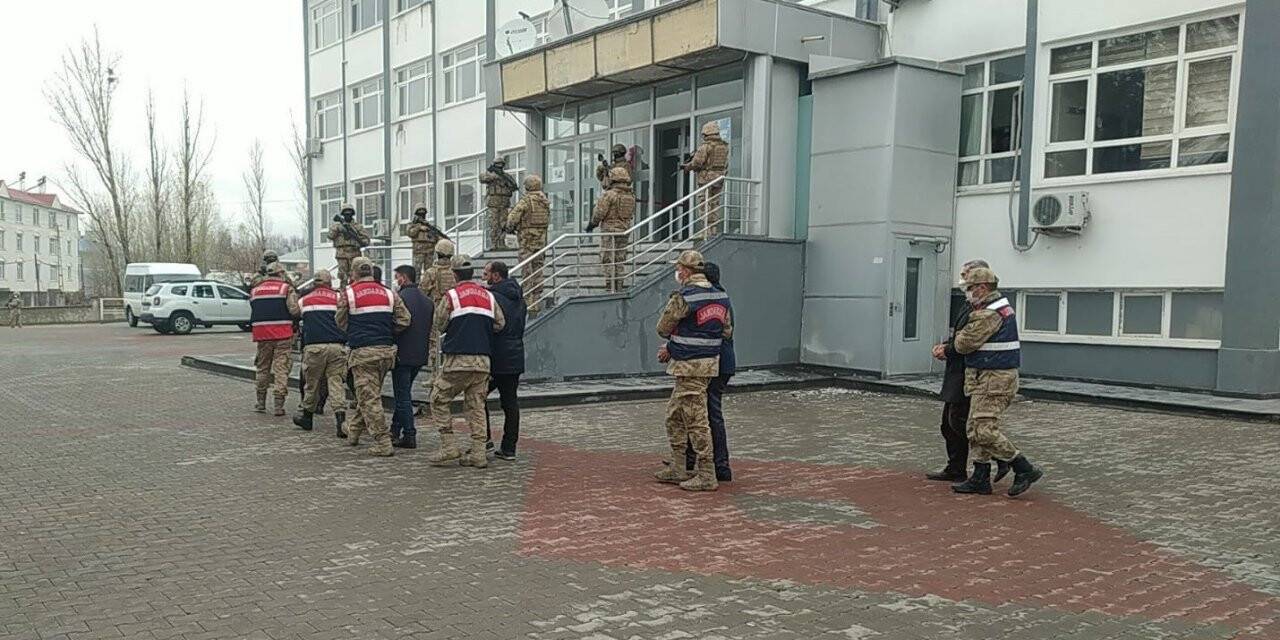 Terör örgütü PKK’ya fon sağlayan 8 kişiye gözaltı
