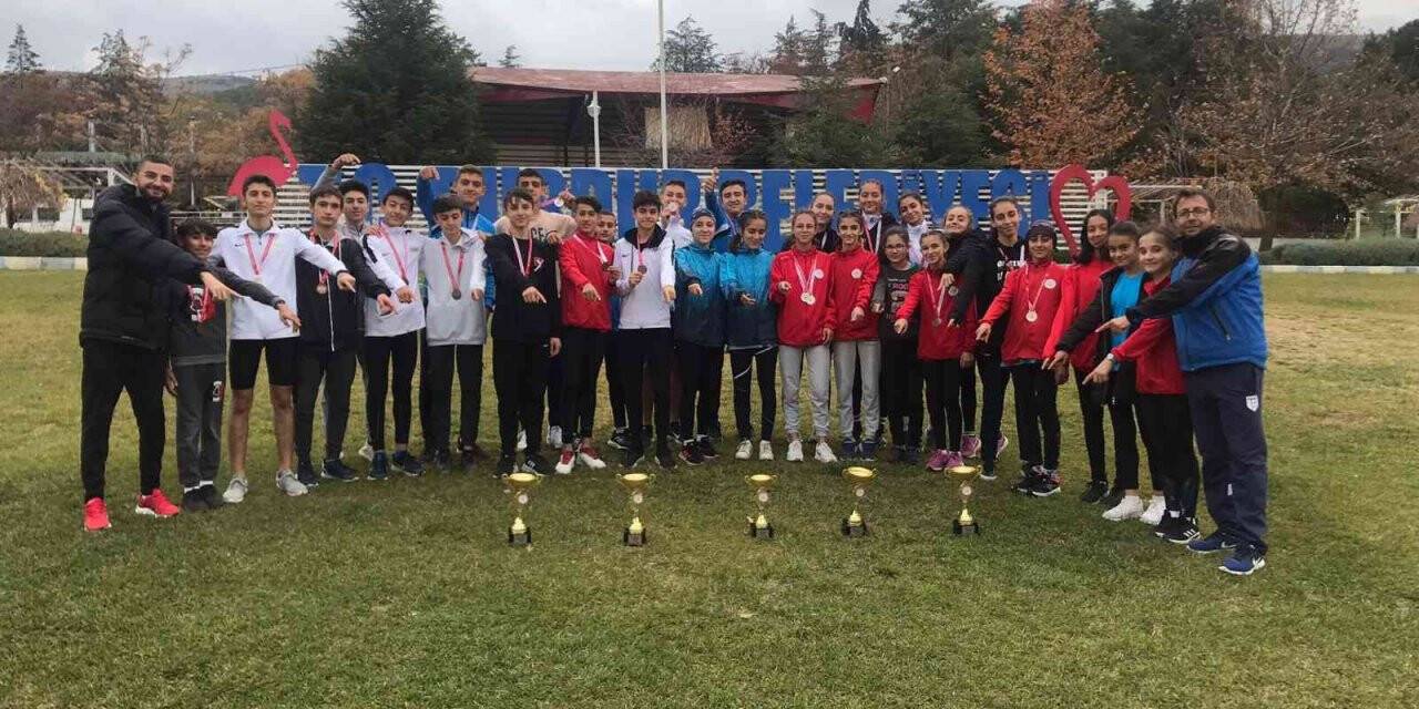 Genç atletler başarıdan başarıya koşuyor